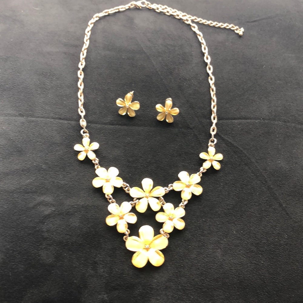 🌼✨Sparky Yellow and Gold Floral Necklace & Earrings Set